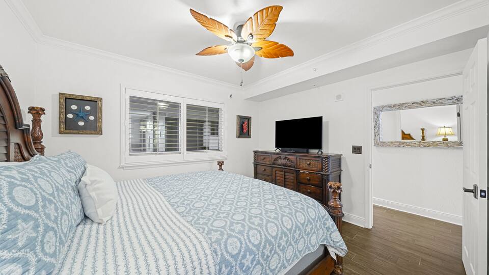 King bedroom with ocean view